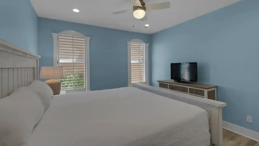 Monterey Condominiums - Community Pool - Gulf Front