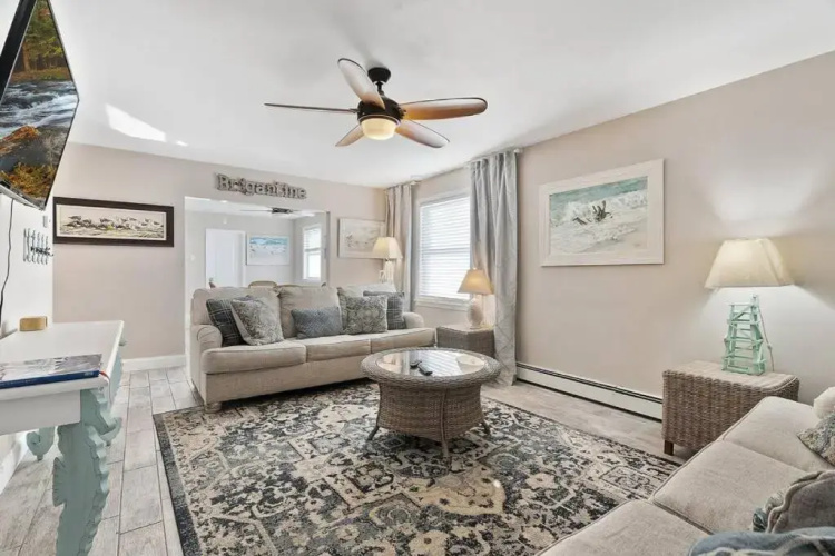 Bright Cozy 2 Blocks to the Beach Parking
