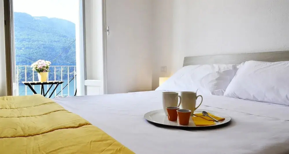 JOIVY Stunning 2-BR Flat w/ Balcony