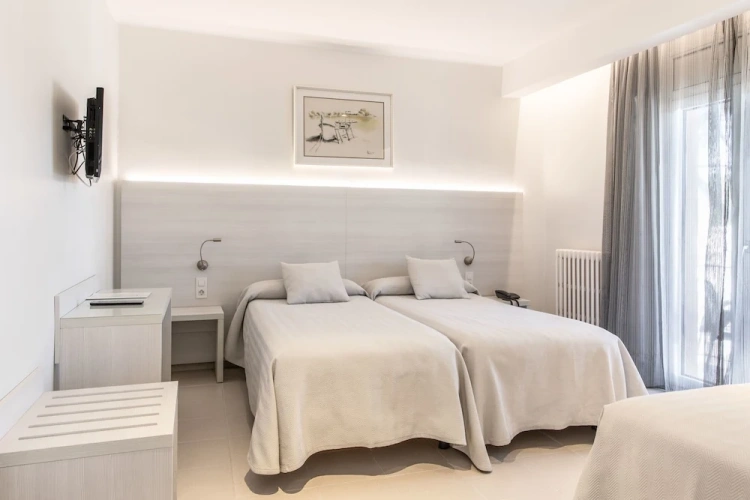 Standard Double room with partial sea view