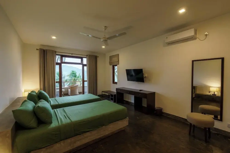 Standard Twin room with lake view