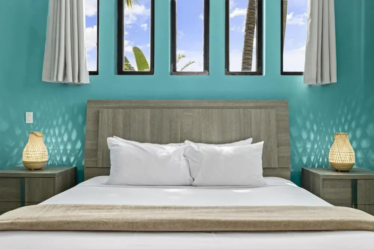 Unique Modern 4BR w Large Private Pool Mini Golf