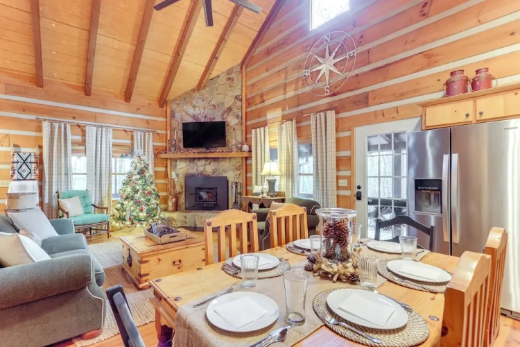Hot Tub & Games: Ridgetop Cabin in Blue Ridge!