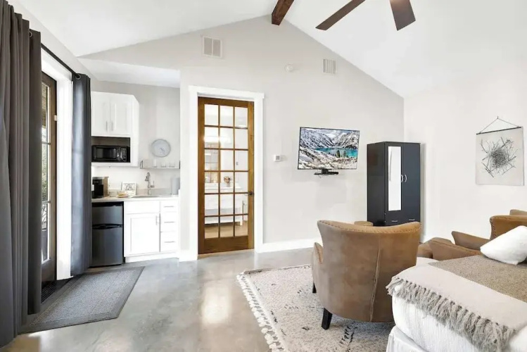 Schubert Inn Suite-b With Pool & Grill - Walk to Main