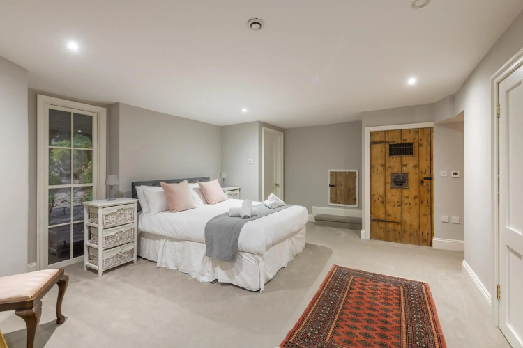 Georgian 3 Bed 3 Bath Central Apartment & Parking