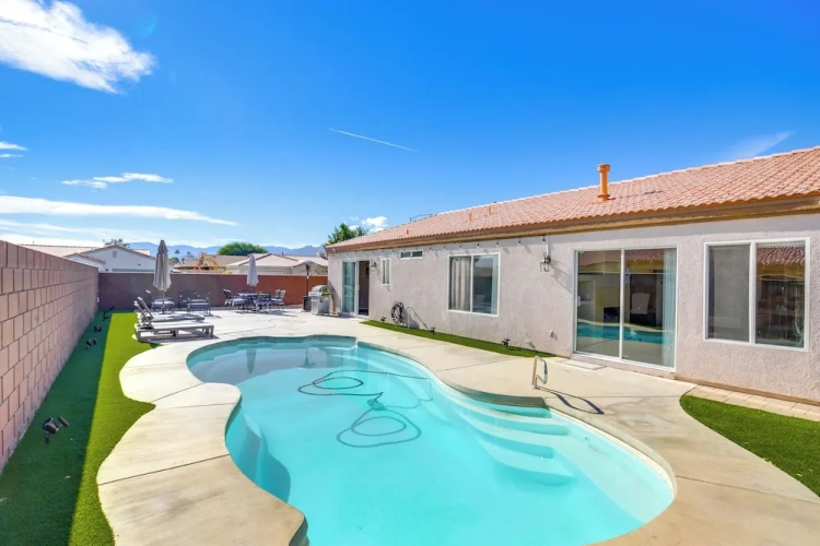 4 Bedrooms Cottage