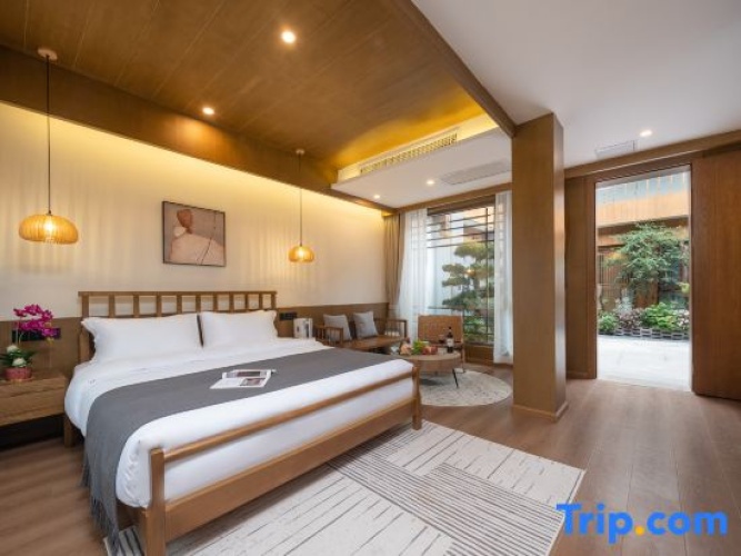 Suite with city view