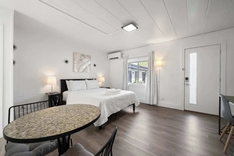 Chic City Retreat 93I Sleeps 2
