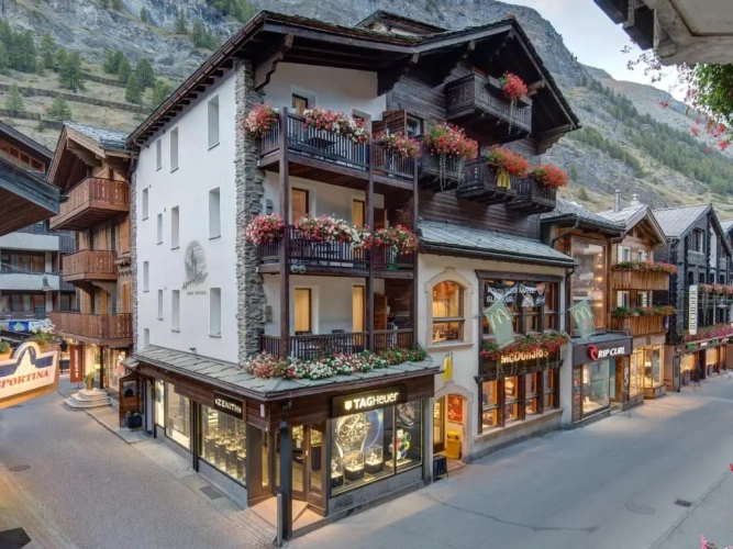 1 Bedroom Double Apartment with mountain view