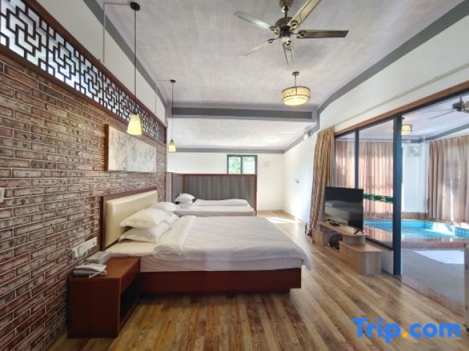 2 Bedrooms Suite with lake view