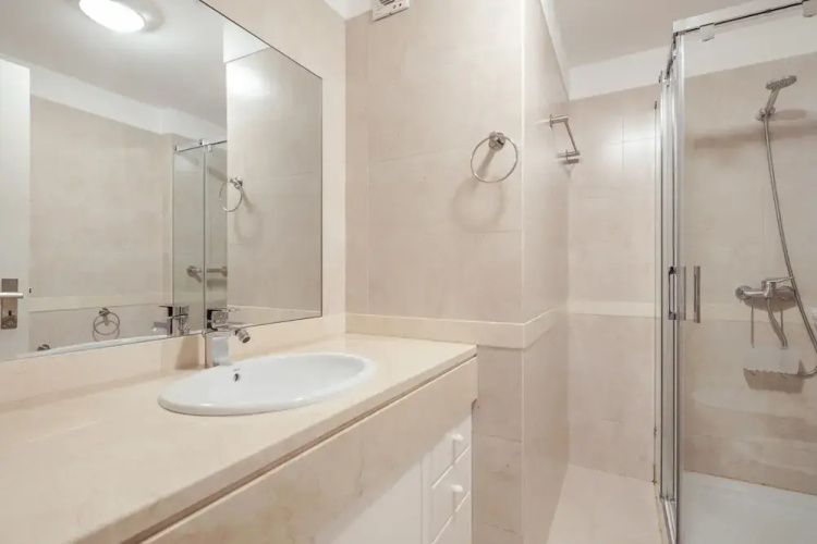 25 - Elegant apartment with Seaviews