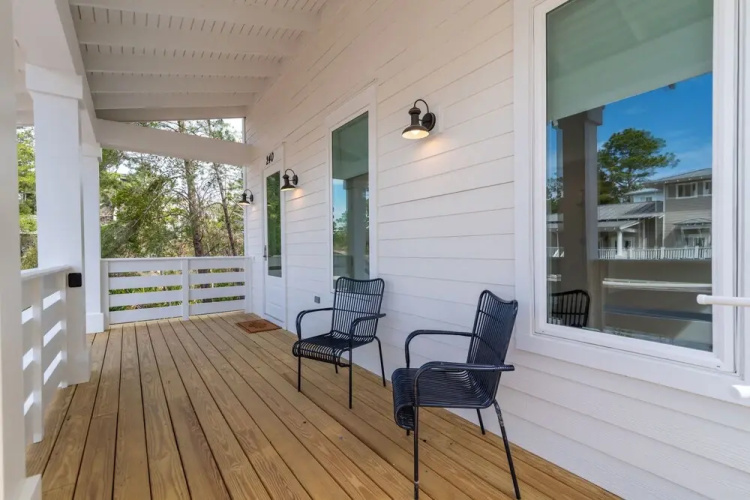 Lakeside Elegance Near Beach Access