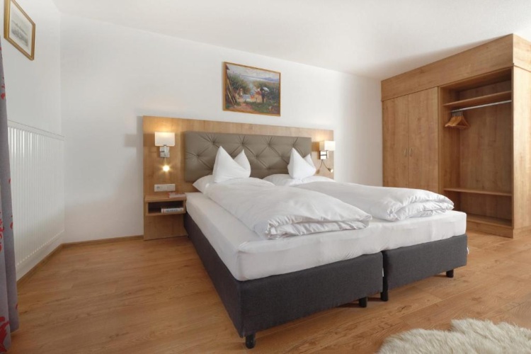 Suite with balcony and with lake view