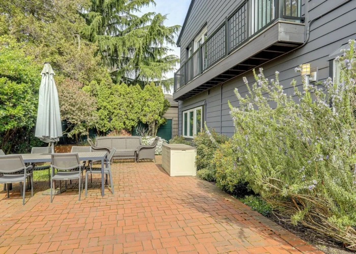 4 Bedrooms Cottage with balcony