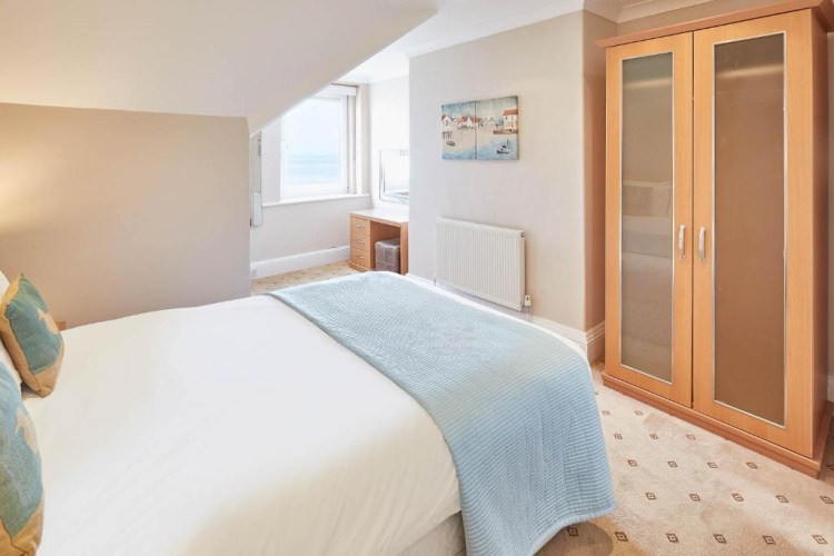 3 Bedrooms Apartment