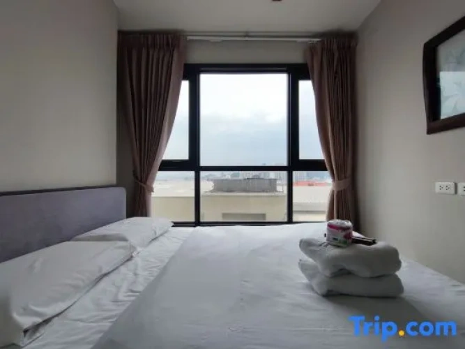 2 Bedrooms Comfort room with city view