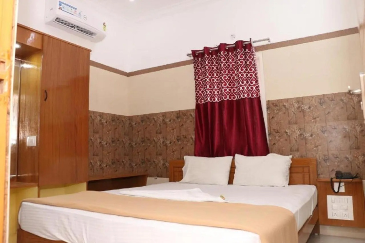 Saravanas Lodge