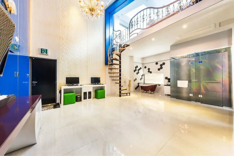 LA View Hotel