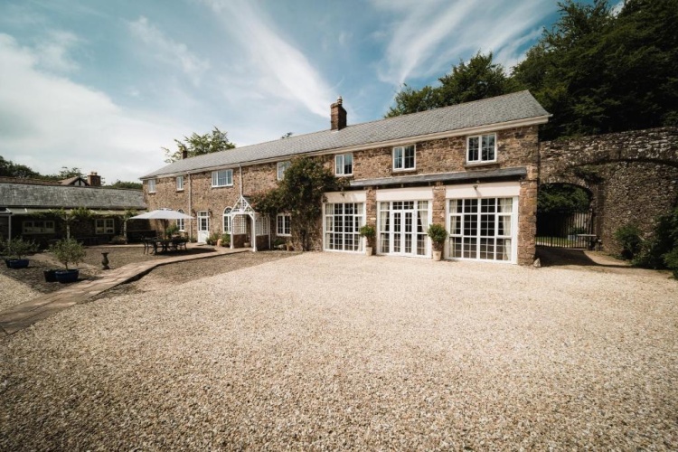 4 Bedrooms Cottage