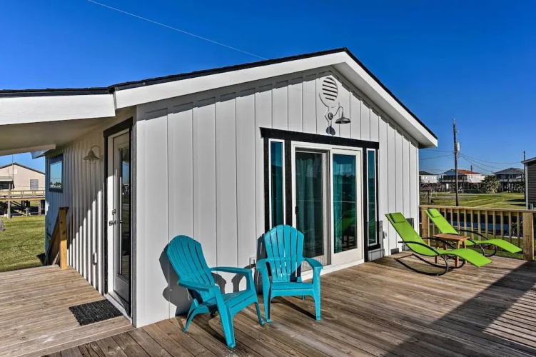 < 1 Mi to Surfside Beach: Open-concept Cottage
