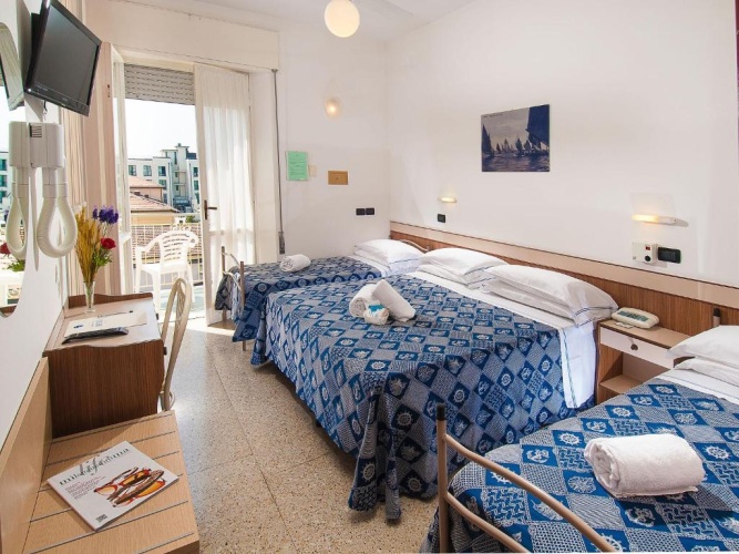 Standard Quadruple room with partial sea view
