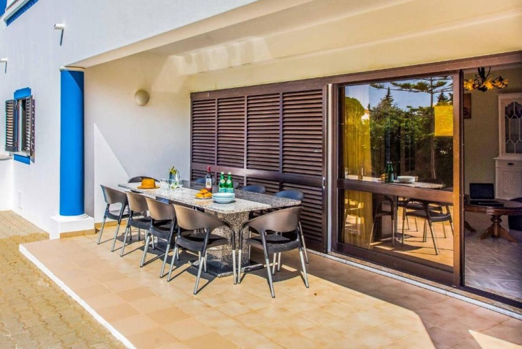 5 Bedrooms Villa