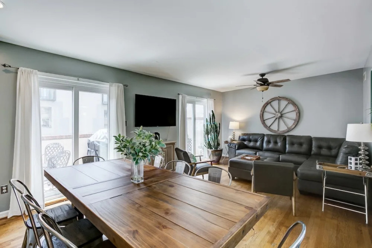 Upscale Home 2 Blocks From Harbor W/2-car Garage