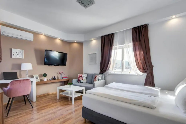 d.Five Premium Studio Szervita Square