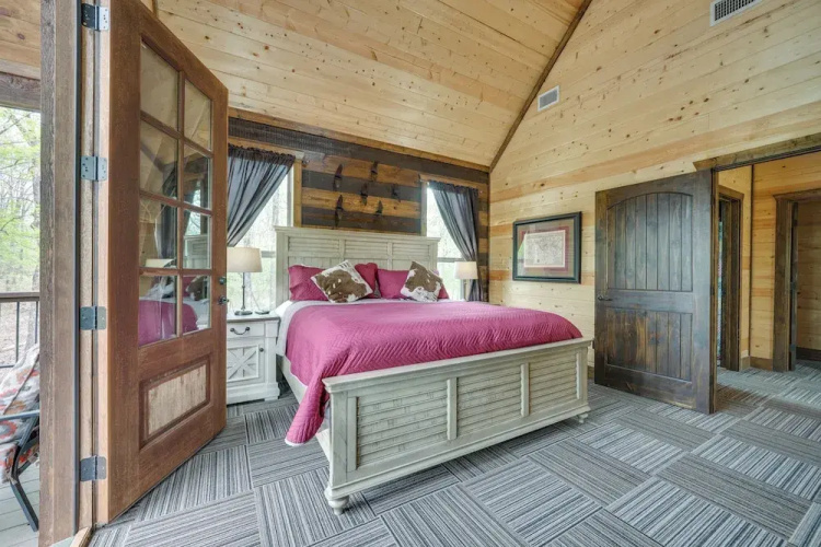 Hot Tub & Fire Pit: Broken Bow Retreat!