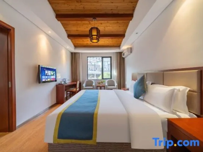 2 Bedrooms Quadruple Family Suite with street view