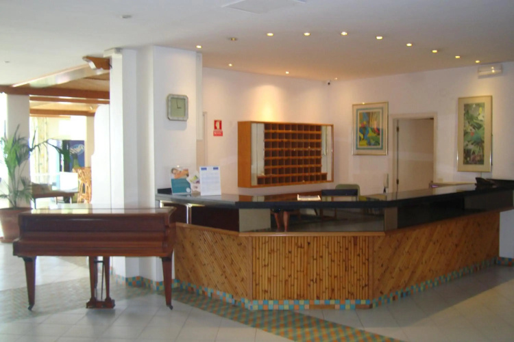 By the Beach & Pool Apartment