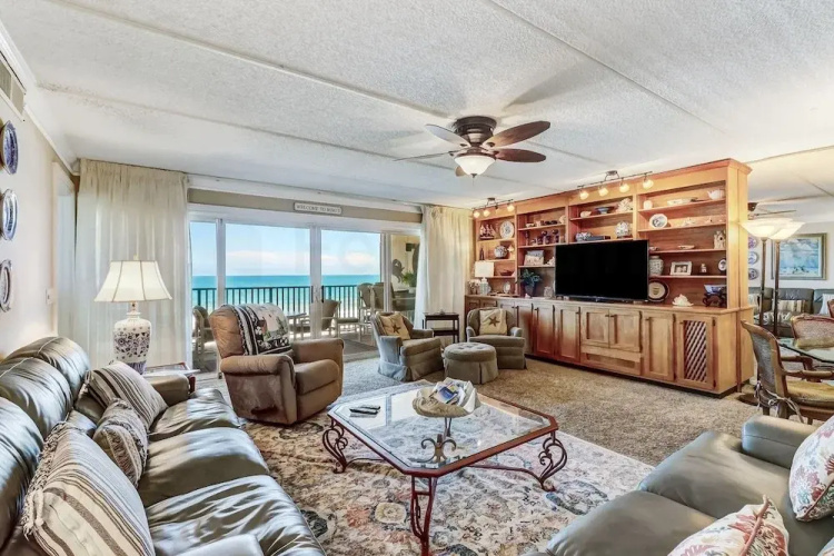 Redecorated Foreshore Condo with Spacious Balcony by RedAwning