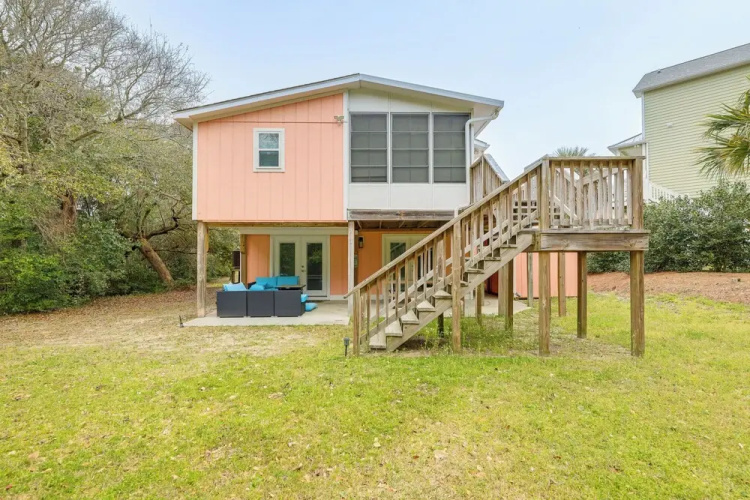 Emerald Isle Beach House: Walk to the Sand!