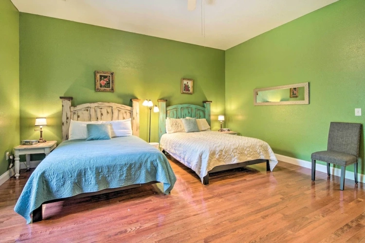 4 Bedrooms Apartment