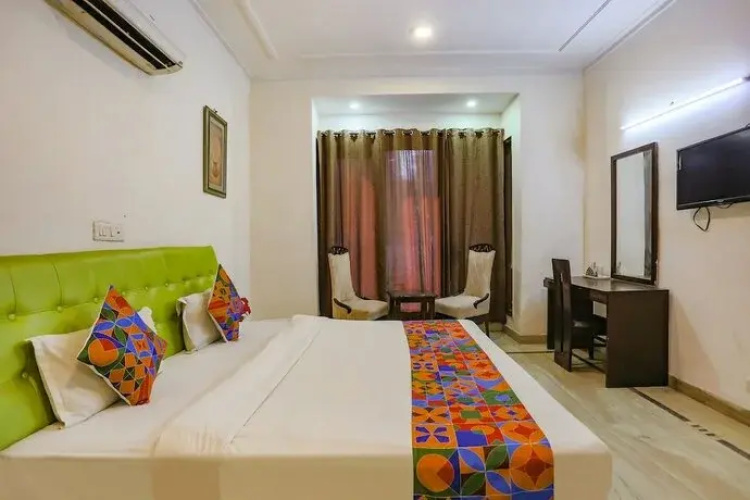 Fabhotel Grand Palace