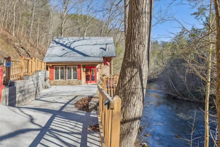 Very Secluded Breathtaking Riverfront Game Room
