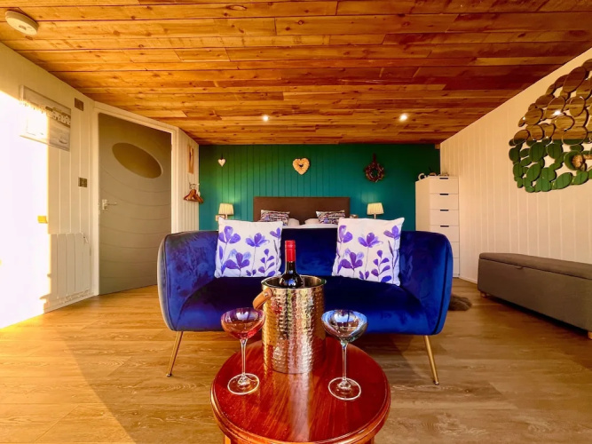 Luxury Pods - Sleeps 2 & Free Parking