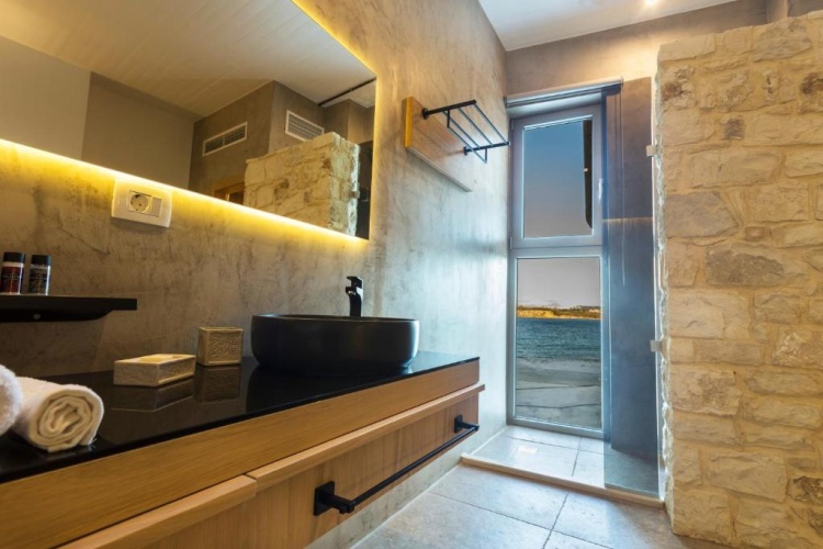 Deluxe Junior Suite with partial sea view
