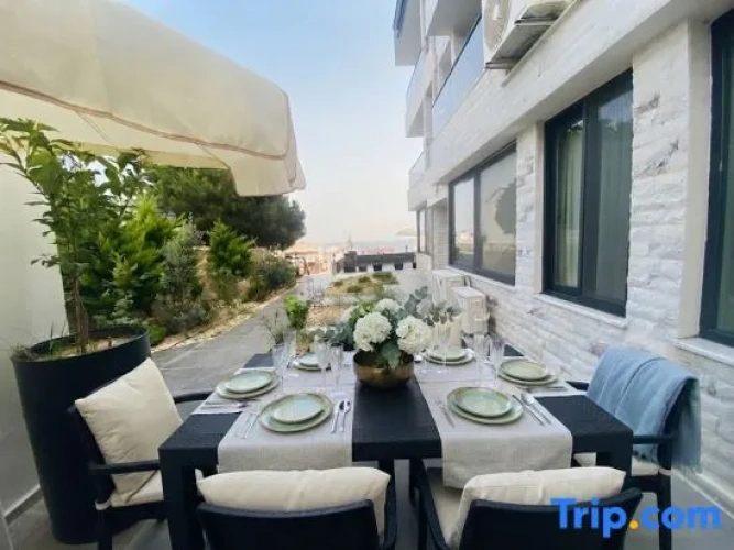 2 Bedrooms Deluxe Suite with garden view