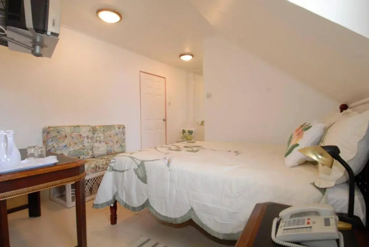 Deyna'S City Inn