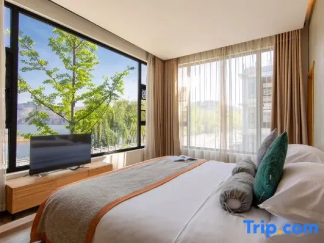 Standard Quadruple Family Suite with lake view