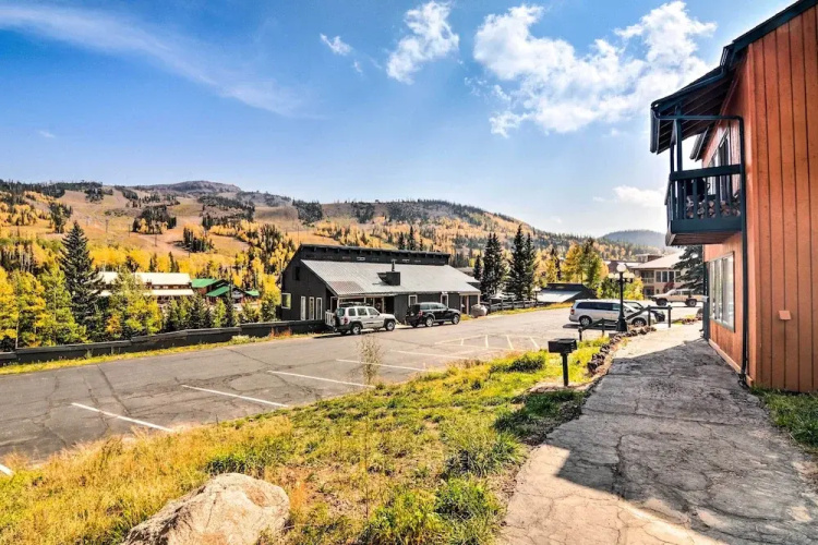 Cozy Studio w/ Fireplace ~ 1 Mi to Ski Resort