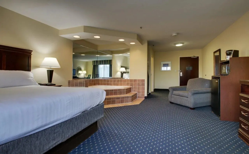 Holiday Inn Express Hotel & Suites Middleboro Raynham by IHG