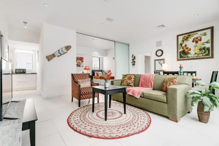 2Bedroom 2Bath with Private Rooftop&Jacuzzi,1block from beach