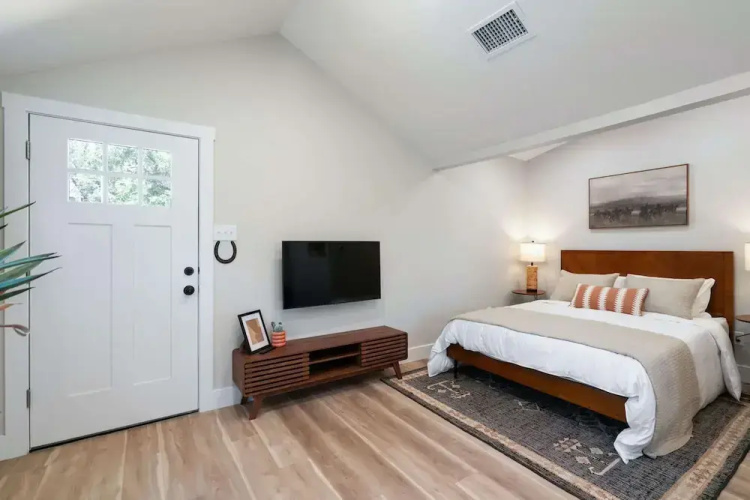 Chic Studio Walkable to Soco!