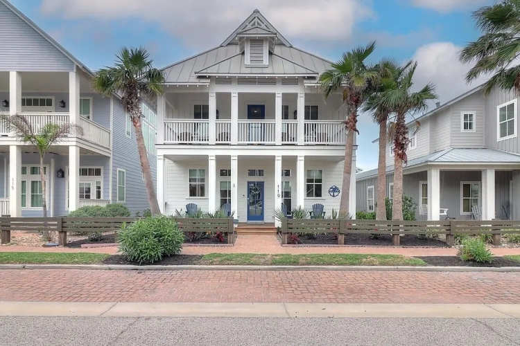 4 Bedrooms Cottage with balcony