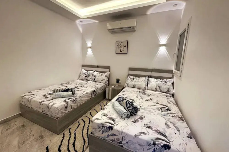 2 Bed Flat - Sleeps 6 - Pool - Parking - Wifi