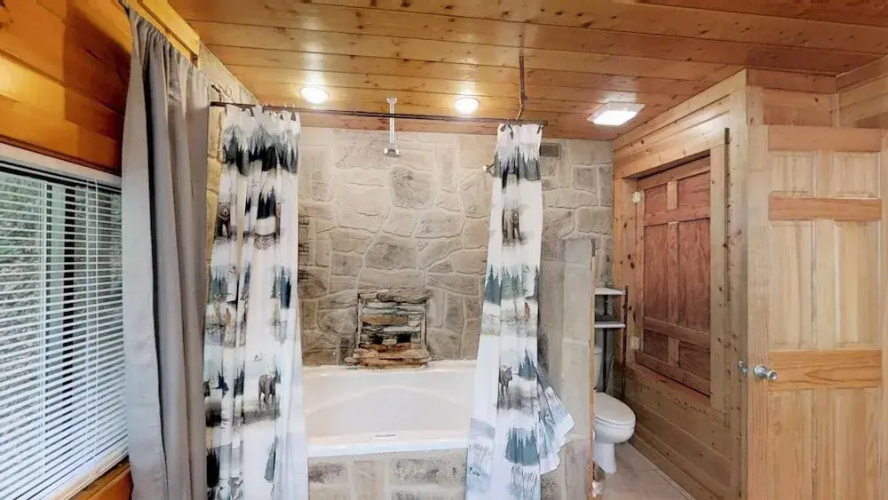 Creeksong Hollow 2 Bedroom Cabin by RedAwning