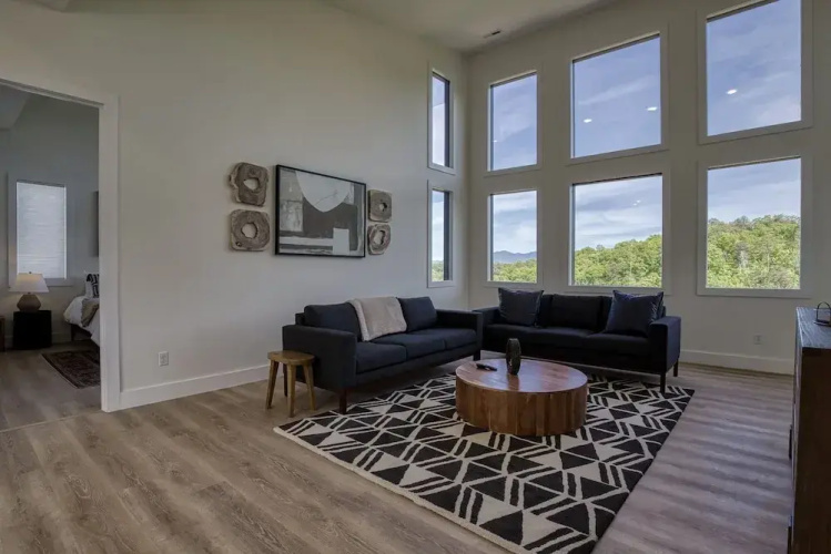 Panoramic Paradise 4 Bedroom Cabin by RedAwning