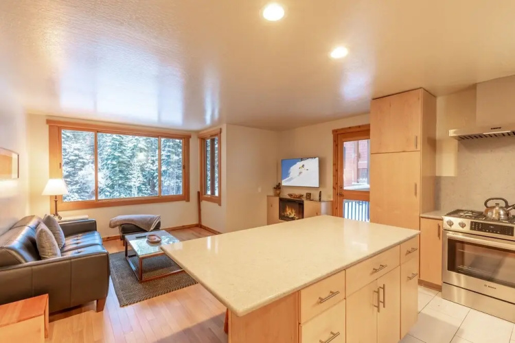 Modern 1 bedroom in Ski Trails by RedAwning